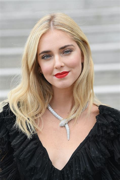 Il cerchietto di Chiara Ferragni: nuove idee per acconciature Y2K